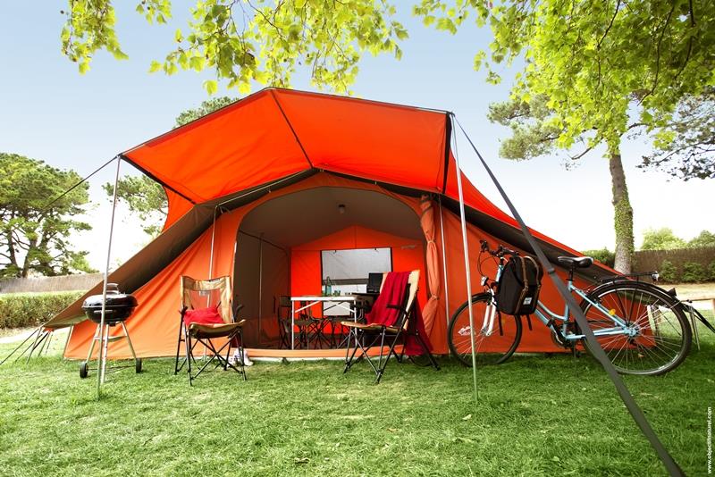 Forfait READY TO CAMP 20m² (2 chambres) avec électricité et réfrigérateur